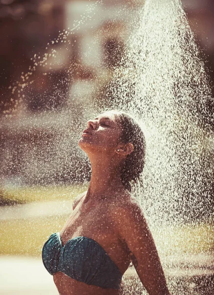 Douche tropicale de femme sexy aux Maldives. rafraîchissement et hygiène sur station thermale. Joyeux sexy fille prendre une douche sur la mer des Caraïbes. femme sexy se laver sous l'eau ou goutte de pluie. Vacances d'été et voyages . — Photo