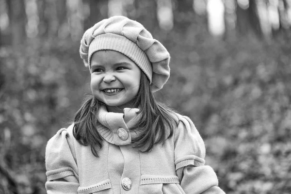 Niña en el parque de otoño — Foto de Stock