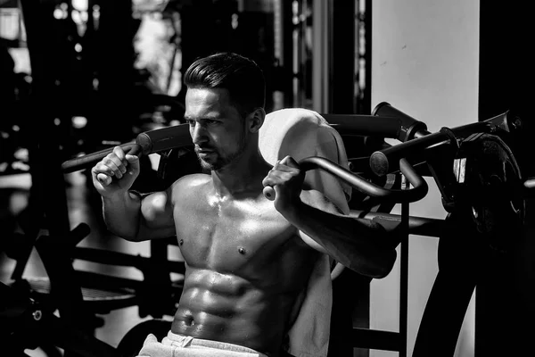 체육 훈련을 받는 근육질의 남자 — 스톡 사진