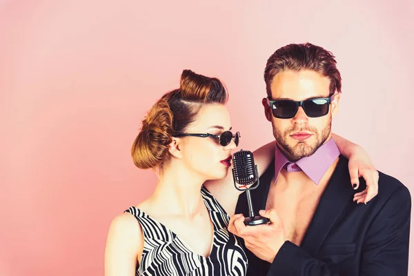 Couple in love in glasses sing in microphone. — Stock Photo, Image