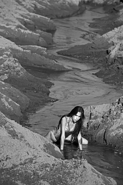 Vrouw in zwembroek in water stroom in zand, vakantie — Stockfoto