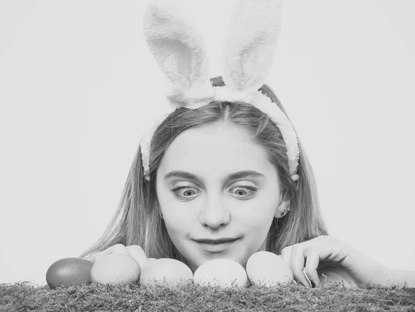 Έκπληκτος κορίτσι λαγουδάκι αυτιά φορέσει την ημέρα του Πάσχα — Φωτογραφία Αρχείου