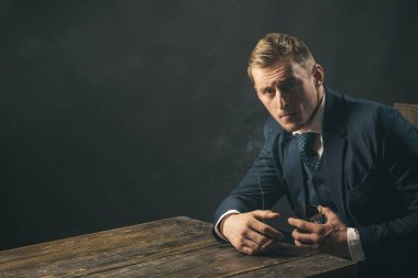 İşadamı muhasebeci ofisinde çalışıyorum. Küçük iş kavramı. Takım elbiseli adam. Mafya. Para kazanmak. Ekonomi ve finans. Adam muhasebeci. Para hareket. Sert play zor iş