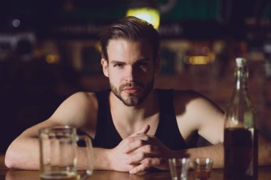 İçtikten sonra iş yok. Alkol bağımlılığı ve kötü alışkanlık. Bira bardağı ile alkol bağımlısı. Adam alkol barda. Yakışıklı adam içki bira bar sayacı. Bira restoran. Alkollü içecek UOL