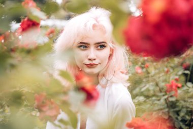 yaz makyaj kız. Çiçekli bahar kadın. Yaz güzellik. Makyaj kozmetik ve cilt bakımı. Kadın moda portre. saç boyama. Muhteşem yaz