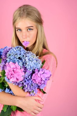 Yaz güzellik. yaz makyaj kız. Makyaj kozmetik ve cilt bakımı. Ortanca çiçek bahar kadınla. Kadın moda portre. Sağlıklı saç ve cilt. Her an zevk