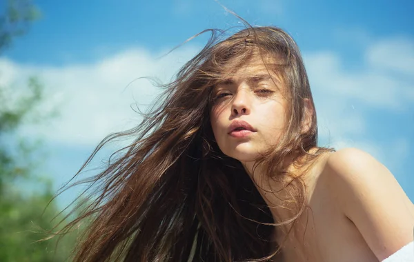 Beauté naturelle et thérapie spa. Femme de printemps. Printemps et vacances. Femme avec un maquillage de mode. Fille d'été aux cheveux longs. Visage et soin de la peau. C'est l'heure de se détendre. Se sentir libre et heureux — Photo