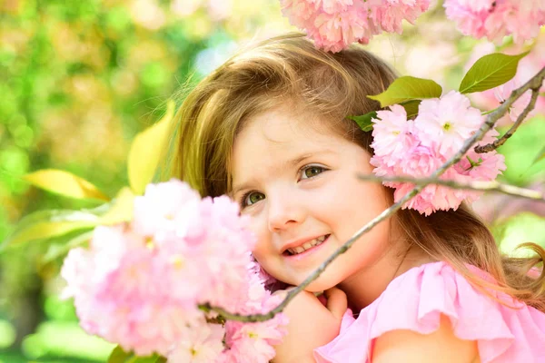 8. März. Kleinkind. natürliche Schönheit. Kindertag. Frühling. Wettervorhersage. Sommermädchenmode. glückliche Kindheit. kleines Mädchen im sonnigen Frühling. Gesicht und Hautpflege. Allergie gegen Blumen. — Stockfoto