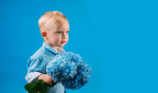 Kindertag. Kleiner Junge. Sommer. Mutter- oder Frauentag. Neues Lebenskonzept. Frühlingsferien. Kleiner Junge bei der Blüte. Frühlingsblumen. Kindheit. Frühjahrskollektion — Stockfoto