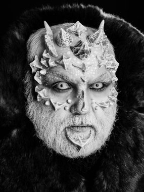 Keskin dikenler ve siğiller suratına canavarı