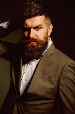 Daha sonra bir kuaför. Erkek moda. Kuaför dükkanı sakallı adam. İş aşınmaya uzun sakallı adam. Her zamanki gibi iş. Moda da bir iştir