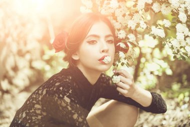 genç güzel kadın saç modeli, makyaj ve kırmızı çiçekli