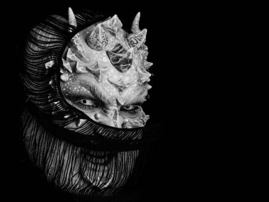 Fularlı kızgın yüzünde diken adam