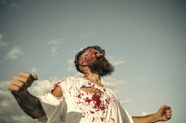 Cadılar Bayramı adam yumruk ile ayakta kanama üzerinde mavi gökyüzü eller