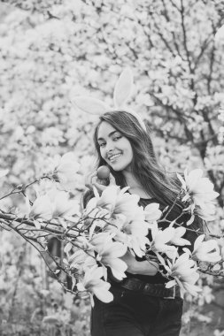 yumurta peluş dudaklı, mutlu kadının elinde Manolya