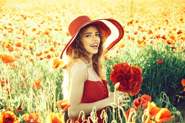 Virág csokor, mosolygós lány retro kalap, pipacs mező — Stock Fotó