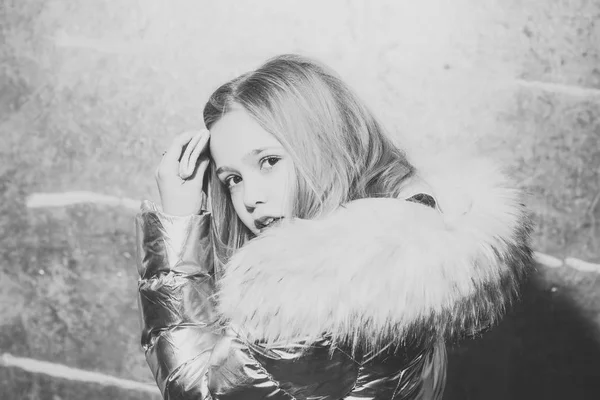 Criança em casaco de inverno com capuz de pele, moda. Criança moda, tendência e conceito de estilo — Fotografia de Stock