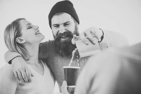 Homens, mulher em rostos sorridentes, fundo branco. Comunicação, amizade, diversão. Conceito de diversão e bebida. A companhia de amigos alegres passa o lazer com bebidas. caras derramando xícara com álcool fora de frasco . — Fotografia de Stock