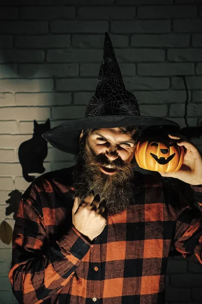 Halloween hipster con la cara malvada en sombrero de bruja — Foto de Stock