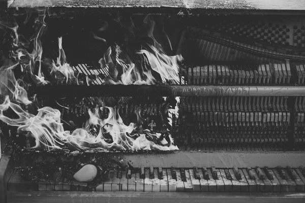 Brennendes Klavier, Musikstil, Grunge-Instrument. — Stockfoto