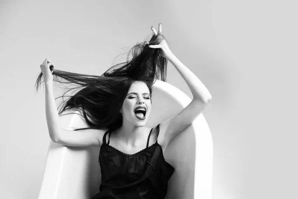 Donna in abito con i capelli lunghi, rossetto nero in bagno — Foto Stock