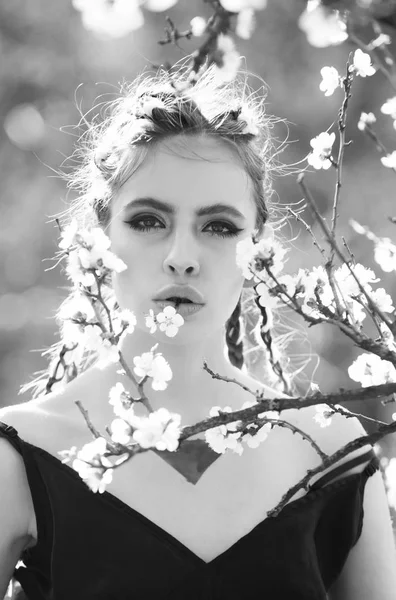 Frau in schöner Frühlingsblumenblüte im Garten — Stockfoto