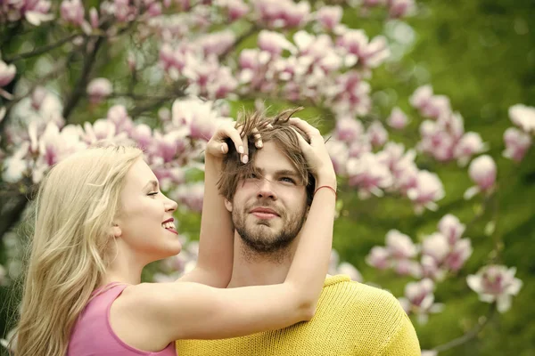 Couple amoureux en fleur, printemps . — Photo