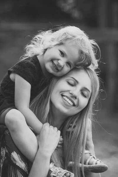 Famiglia felice, infanzia, festa della mamma, concetto di amore — Foto Stock