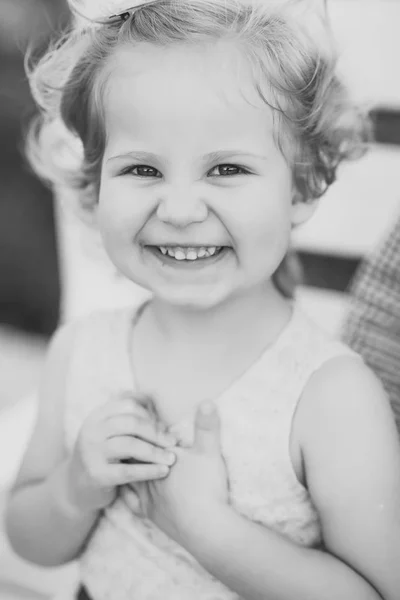Μωρό κορίτσι με ξανθά μαλλιά χαμόγελο στο φόρεμα του καλοκαιριού — Φωτογραφία Αρχείου