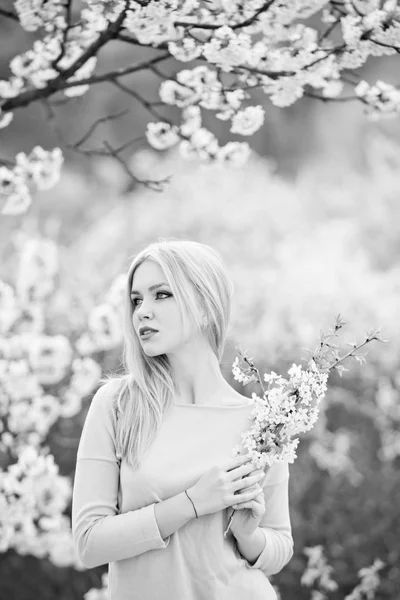 Hübsche Frau mit Zweigen aus weißen, blühenden Blumen — Stockfoto