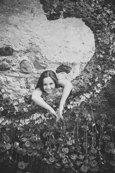 Belle jeune fille avec des fleurs de Saint-Valentin — Photo