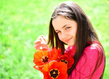 Güzel çiçekler her an için. Çiçek buketi güzel kızla. Küçük kız ile çiçekler açar. Bahar günü içinde kırmızı lale ile şirin çocuk. Baharda çiçeklenme. 8 Mart Kadınlar günü kutluyor