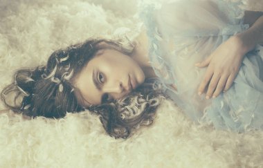 Yumuşak bir deneyim. Sevimli kız kuş tüyü yatak yastık ve yatak üzerinde rahatlatıcı. Güzel kızla tüy uzun saç ipek pijama. Uyku giyim genç kadın. İyi uykular pijama giymiş