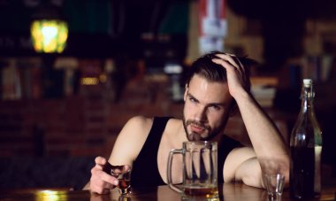 Alkol onu relax yardımcı olabilir. Kısa alkol içki ile alkol bağımlısı. Alkollü adam adlı bar counter içme. Adam içki güçlü alkollü içecek ve bira barda. Kötü alışkanlık