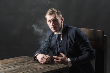 Küçük iş kavramı. Takım elbiseli adam. Mafya. Para kazanmak. İşadamı muhasebeci ofisinde çalışıyorum. Ekonomi ve finans. Adam muhasebeci. Para hareket. Güven ve karizma