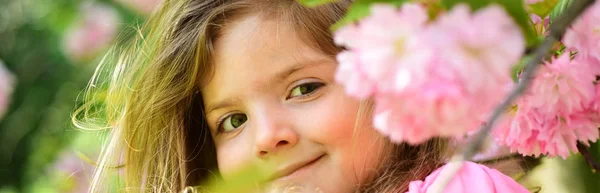 Dia quente. Na Primavera. previsão meteorológica. rosto e cuidados com a pele. alergia às flores. Menina na primavera ensolarada. Criança pequena. Beleza natural. Dia das crianças. Moda menina de verão. Infância feliz — Fotografia de Stock