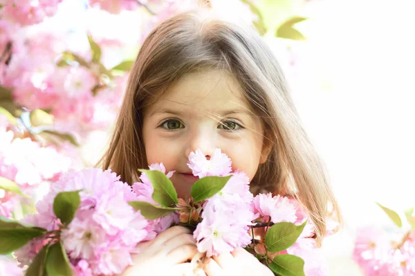 Springtime. weather forecast. Little girl in sunny spring. face and skincare. allergy to flowers. Summer girl fashion. Happy childhood. Small child. Natural beauty. Childrens day. Come with me — Stock Photo, Image