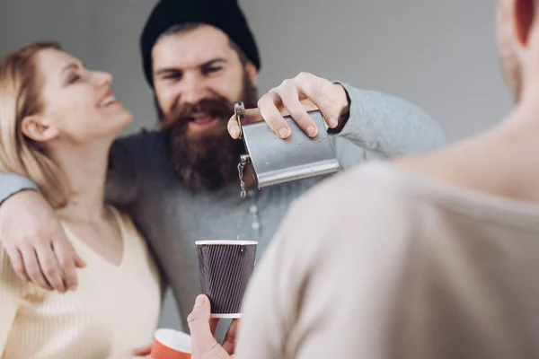 Um brinde ao sucesso. Amigos a beber álcool. Dependência de álcool e hábitos de beber. Os melhores amigos celebram com bebidas alcoólicas. Mulher bonita e homens gostam de beber festa. Festa de amigos — Fotografia de Stock