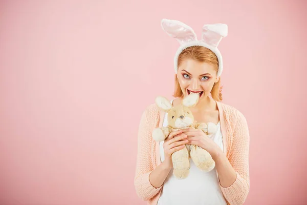 Egg hunt. Paaseieren als traditionele gerechten. Voorjaar vakantie. Meisje met Haas speelgoed. Vrouw in konijn bunny oren. Gelukkige vrouw in bunny oren met speelgoed. Vrolijk Pasen. Kopieer ruimte. Lentevakantie — Stockfoto