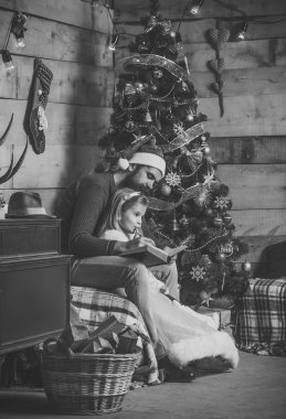 Noel mutlu adam ve küçük kız çocuğu kitap okumak