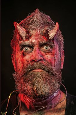 Cadılar Bayramı şeytan sakallı, kırmızı kan, yüzünde yaralar