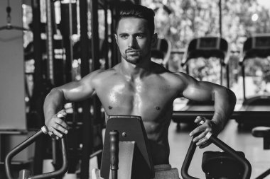 kaslı adam spor salonunda eğitim