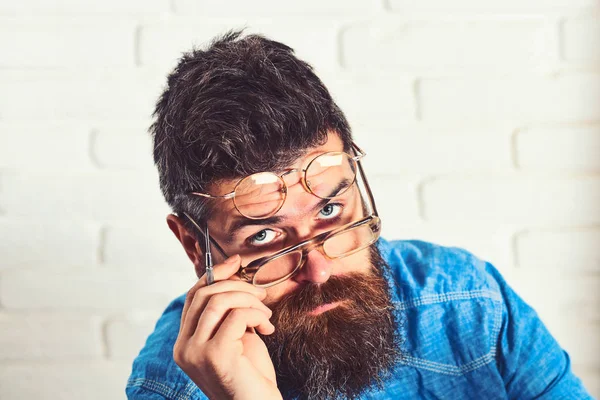 Manteniendo un ojo agudo. El barbudo lleva dos anteojos. Hombre guapo con pelo largo de barba y corte de pelo elegante. Hipster con la vista débil. Hombre sin afeitar con bigote. Mis gafas son ultra funcionales. —  Fotos de Stock