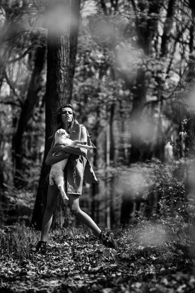 Jeune fille avec chèvre en forêt — Photo