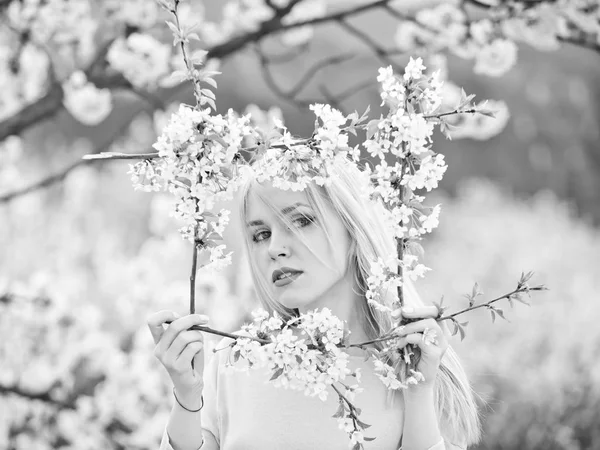 Unga skönhet och karaktär, flicka, stomme av vit, blommande blommor — Stockfoto