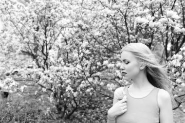 kadın tutun Manolya çiçek çiçek açması ağaç bahar bahçe