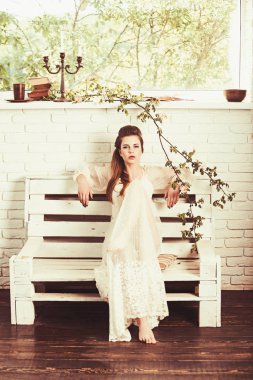 bahar ya da yaz kız bankta sakin ol. Beyaz Romantik elbiseli kız bahar havasında.