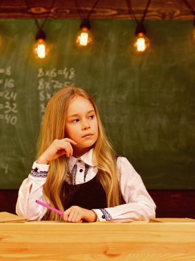 sorun üzerinde düşünme. kız öğrenci düşünme sorun üzerinde. küçük kızın okulda sorun üzerinde düşünme. küçük çocuk kız sorun üzerinde ders düşünme. yorgun ve stresli duygu.