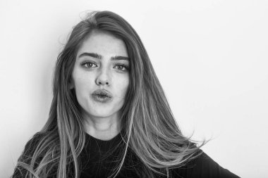 seksi çok siyah uzun sarı saçlı kız gülümseyerek