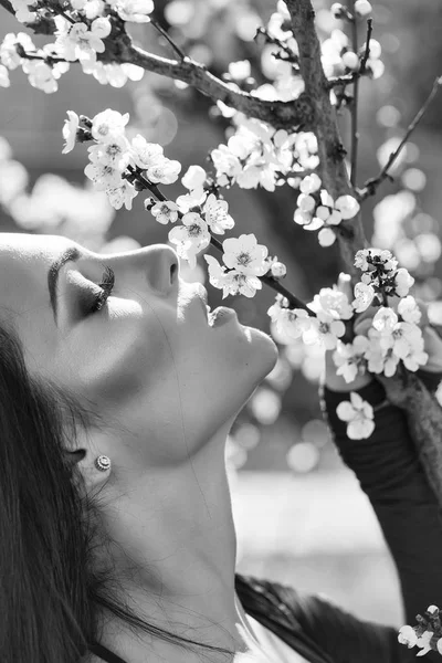 봄 꽃과 여자 — 스톡 사진